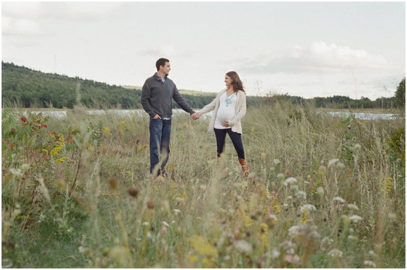 Fall maternity photos in a field in Maine