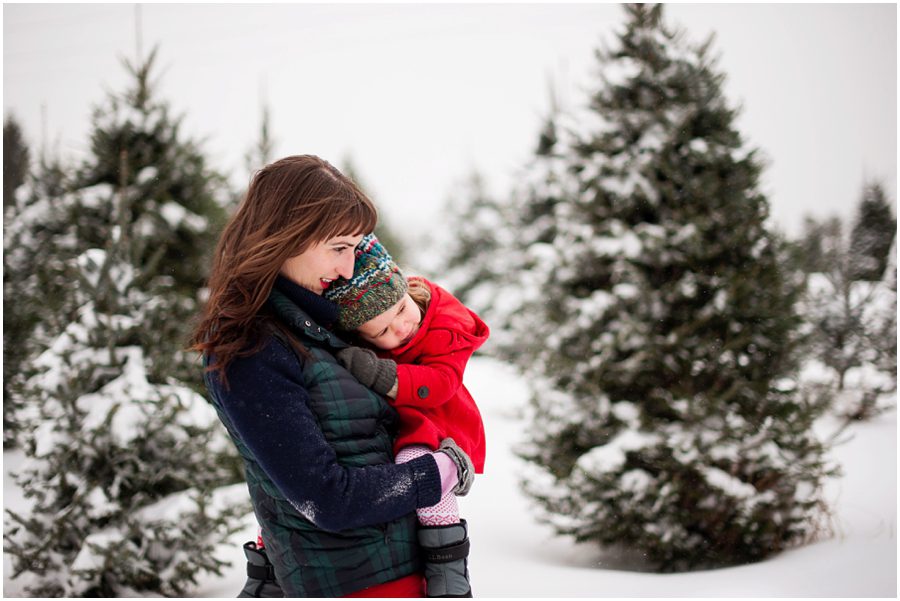 Christmas tree farm family photos by Danielle Brady Photography